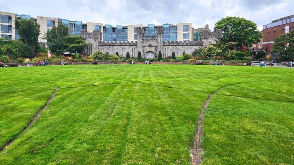 Dubh Linn Gardens